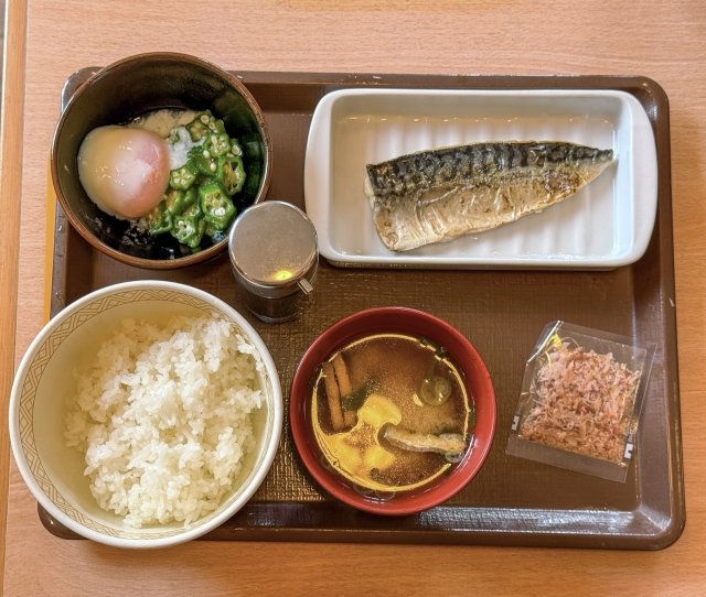 焼き魚と小鉢が並んだ手作りの定食